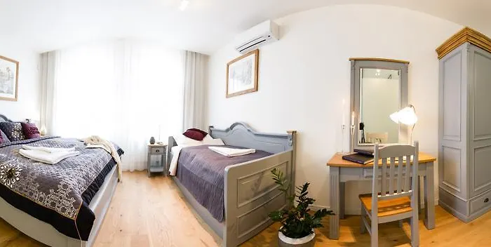 Glamour Excellent פראג